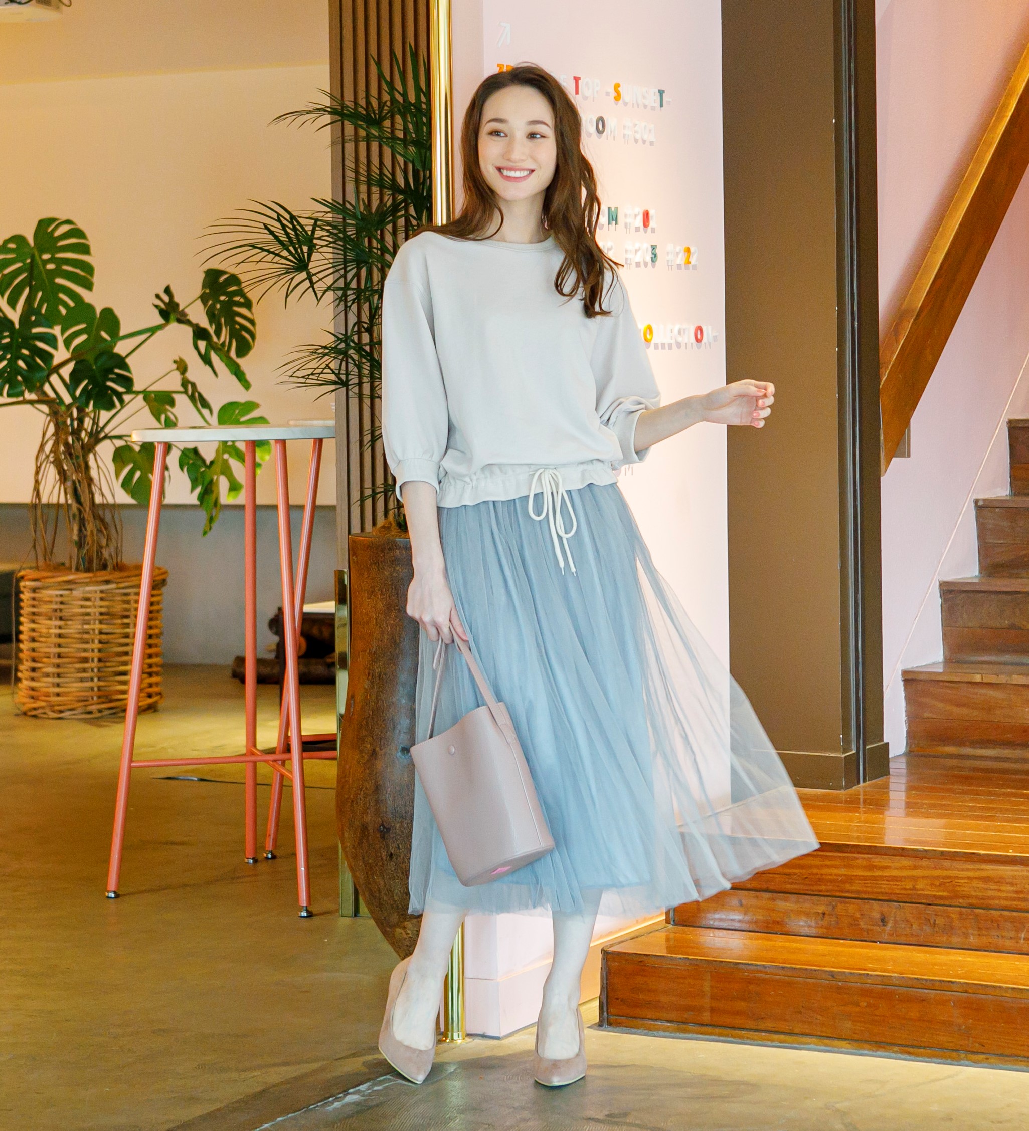 チュールスカートで春らしさと大人らしさを取り入れたフェミニン