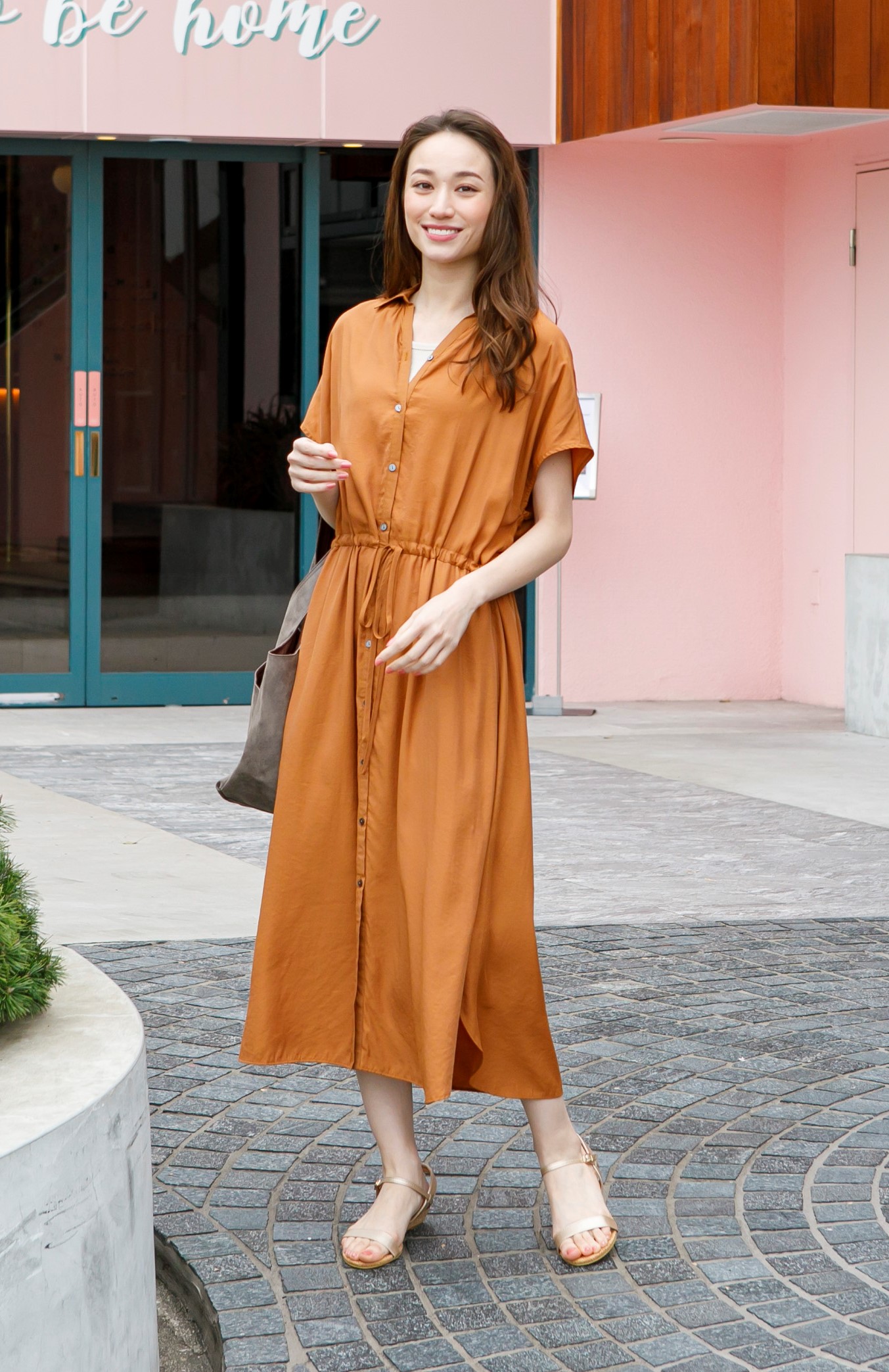 大人の上品さをさり気なくプラスするサテンワンピース 洋服アレコレ