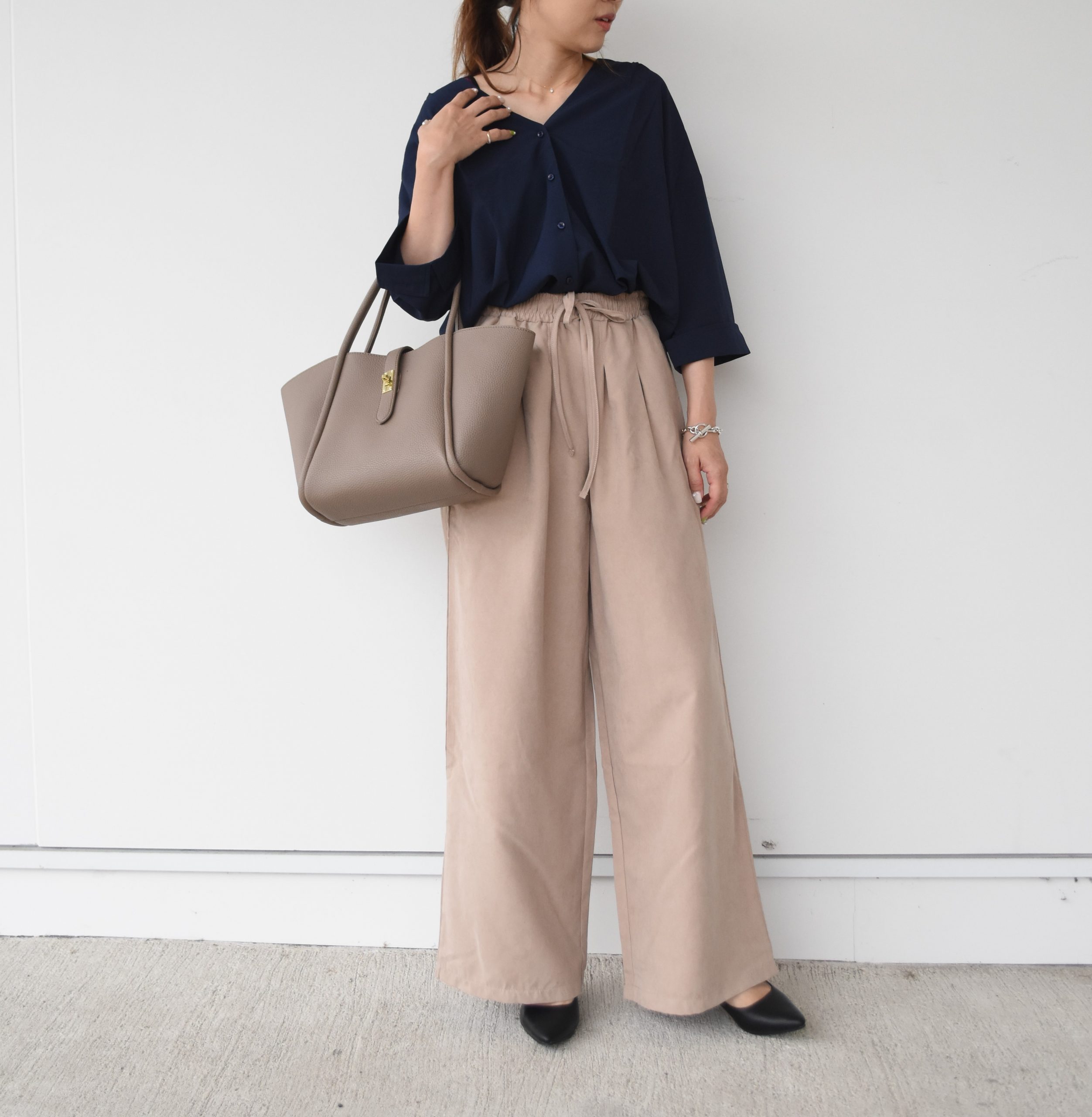 シックで上品なネイビートップスの初秋スタイル 洋服アレコレ