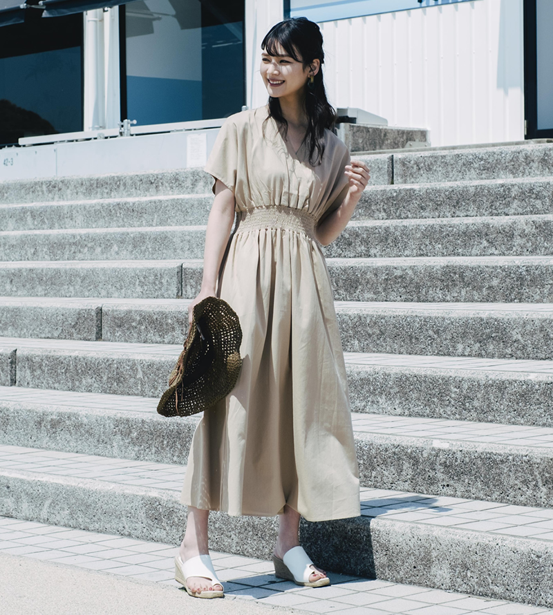 ベージュワンピース 