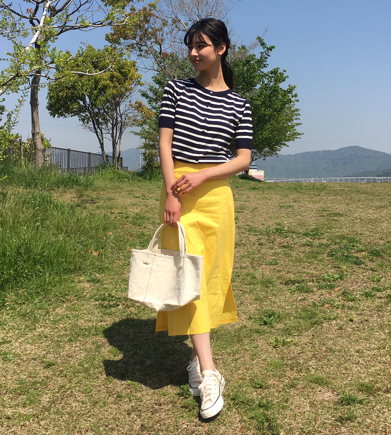 夏の眩しい日差しに映える フレッシュで夏らしいイエロースカートコーデ 洋服アレコレ