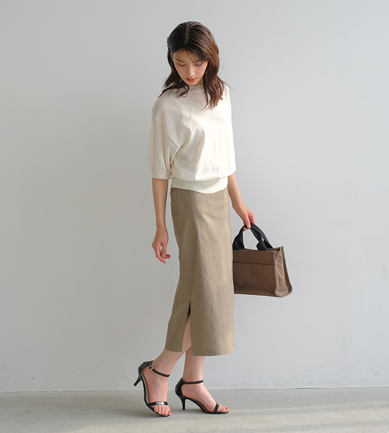 野暮ったさは小物使いで払拭 夏のベージュスカートコーデ 洋服アレコレ