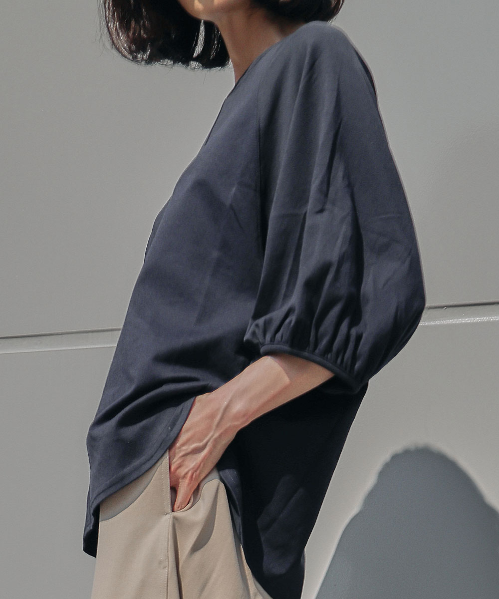ネイビー×ベージュで魅せる大人の洗練シンプルコーデサムネ2