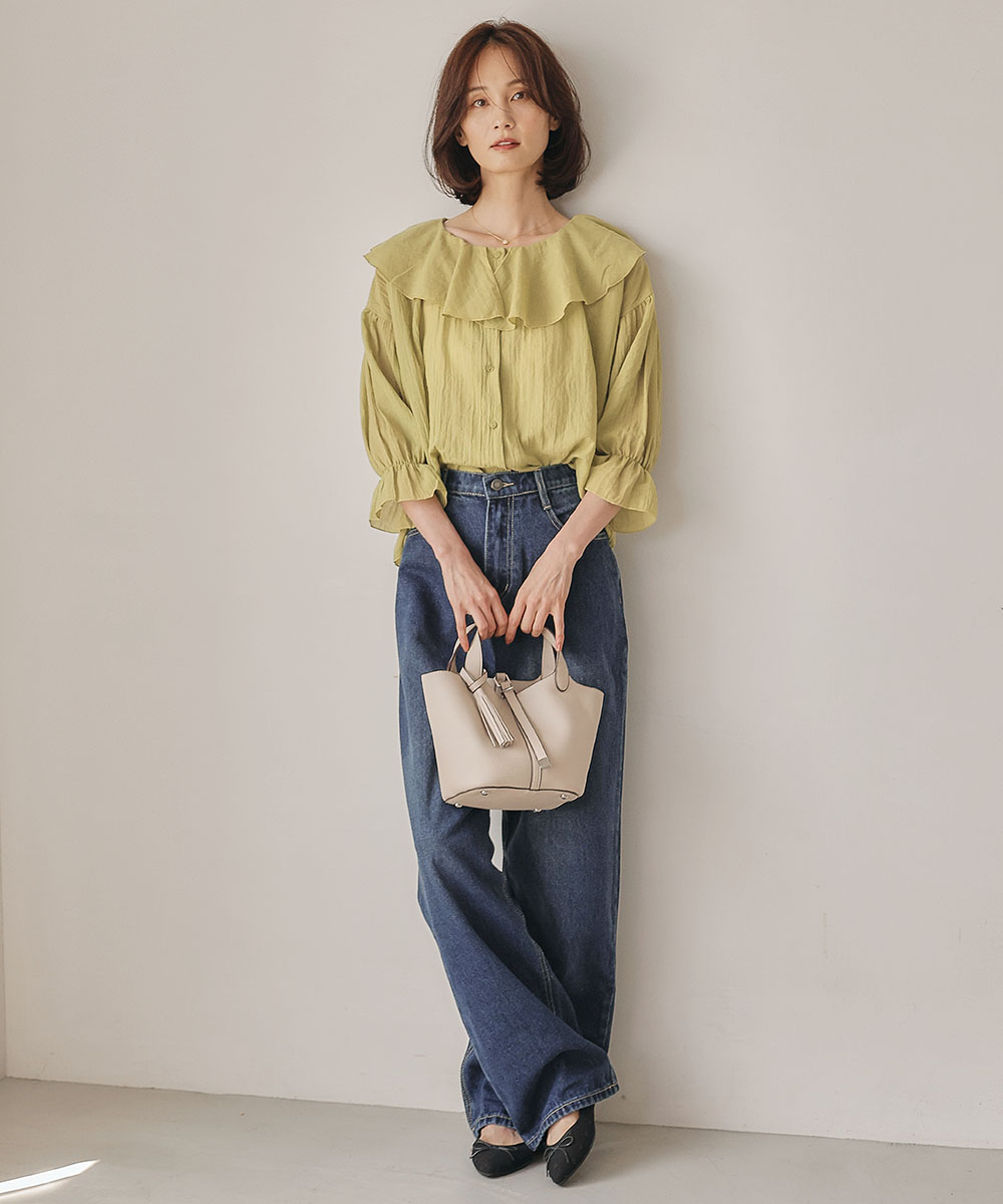 フリル襟で顔まわりを華やかに彩る、大人ガーリーなデニムコーデ