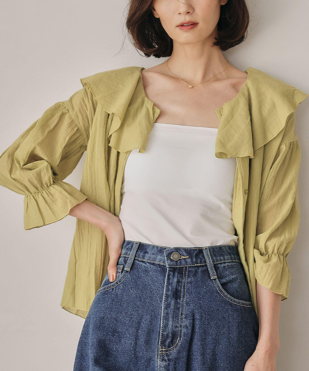 フリル襟で顔まわりを華やかに彩る、大人ガーリーなデニムコーデサムネ2