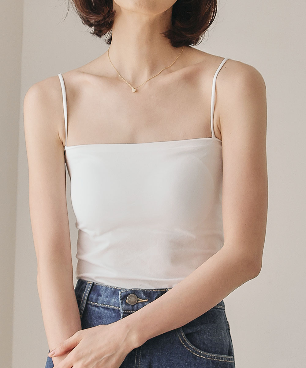 フリル襟で顔まわりを華やかに彩る、大人ガーリーなデニムコーデサムネ3