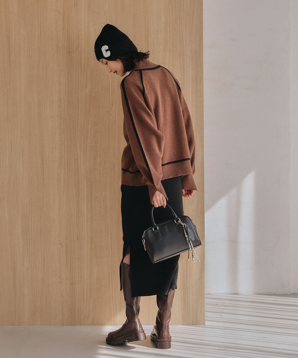 スウェットパーカーで軽やかに仕上げるスポーティフェミニンコーデ