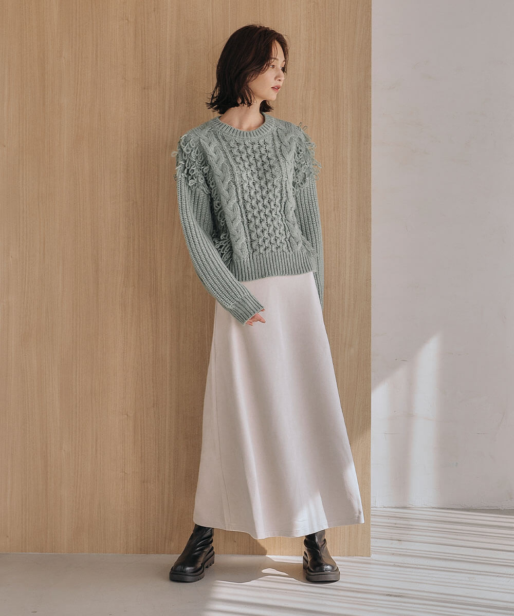 スウェットパーカーで軽やかに仕上げるスポーティフェミニンコーデ