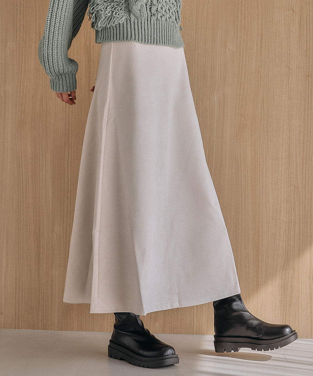 スウェットパーカーで軽やかに仕上げるスポーティフェミニンコーデ2