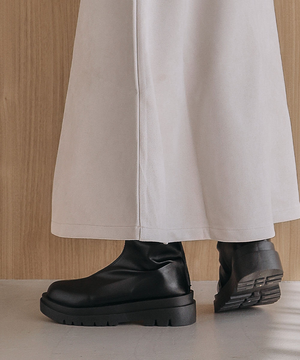 スウェットパーカーで軽やかに仕上げるスポーティフェミニンコーデ3