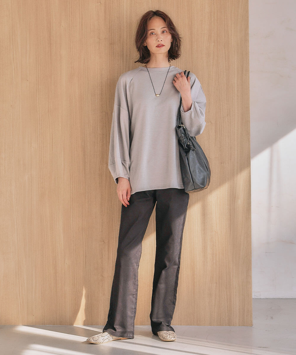 スウェットパーカーで軽やかに仕上げるスポーティフェミニンコーデ