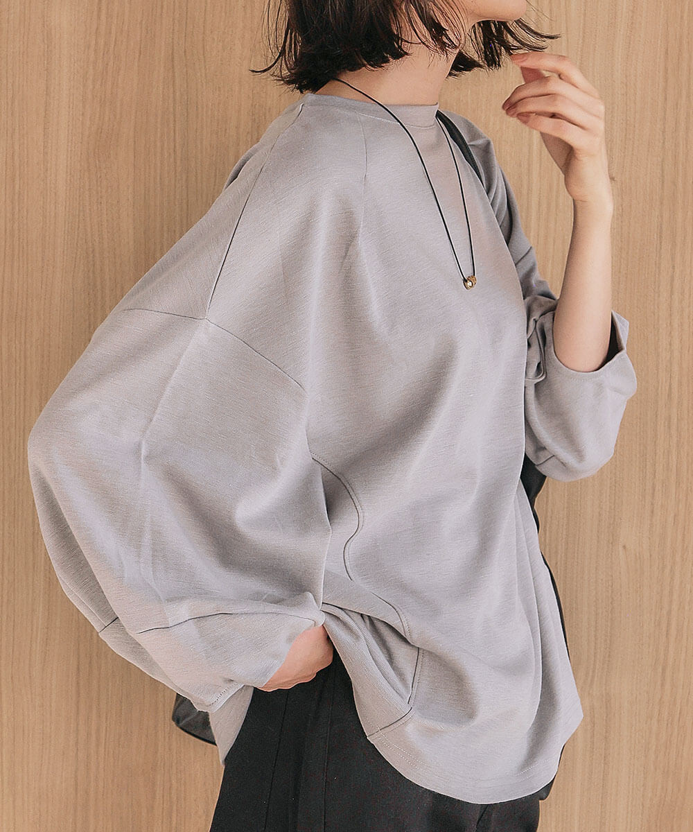 スウェットパーカーで軽やかに仕上げるスポーティフェミニンコーデ2