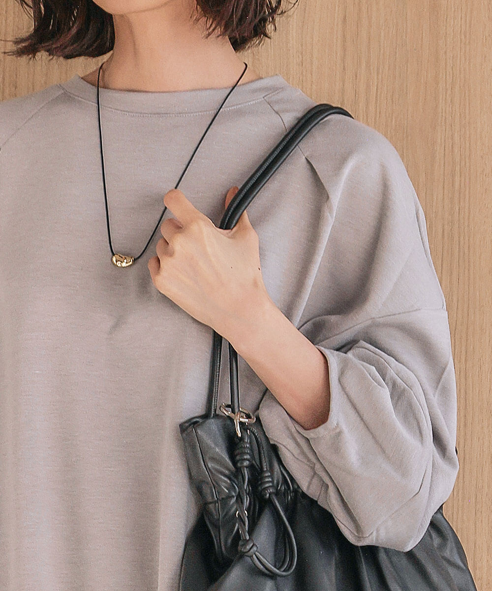 スウェットパーカーで軽やかに仕上げるスポーティフェミニンコーデ3