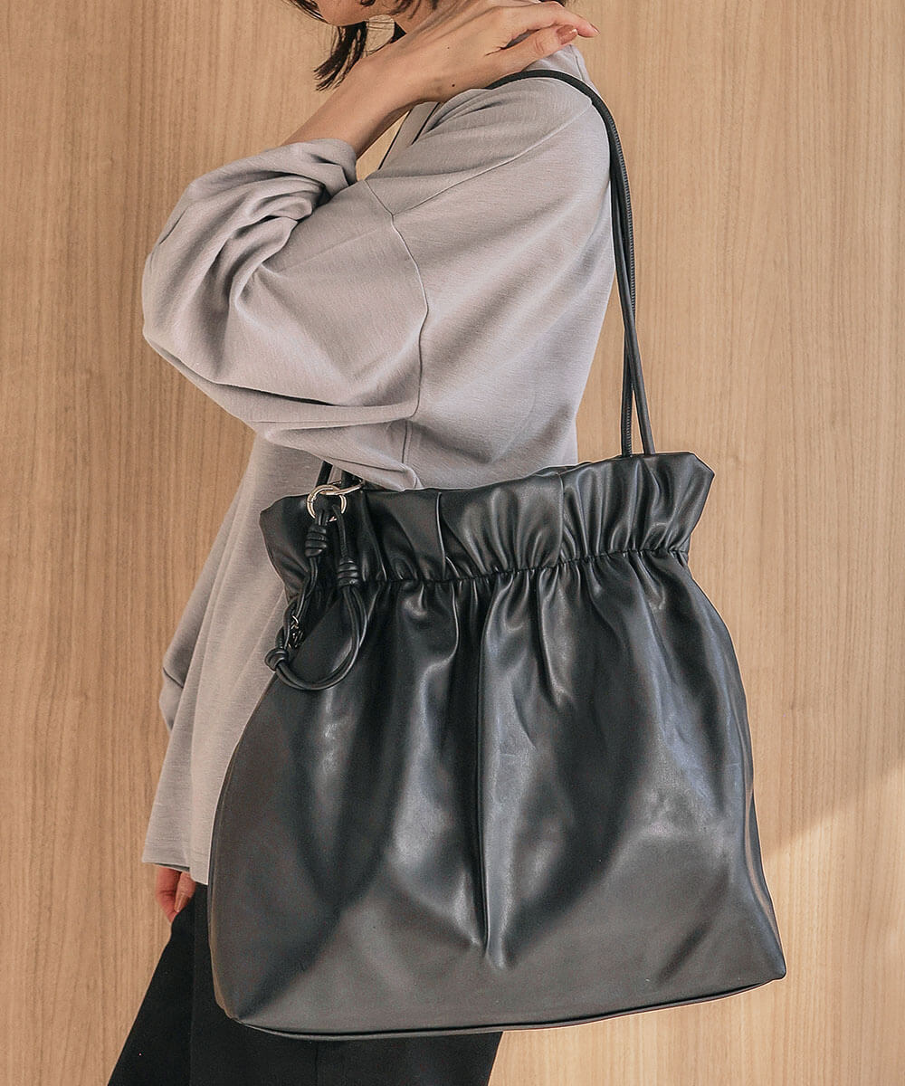 スウェットパーカーで軽やかに仕上げるスポーティフェミニンコーデ3